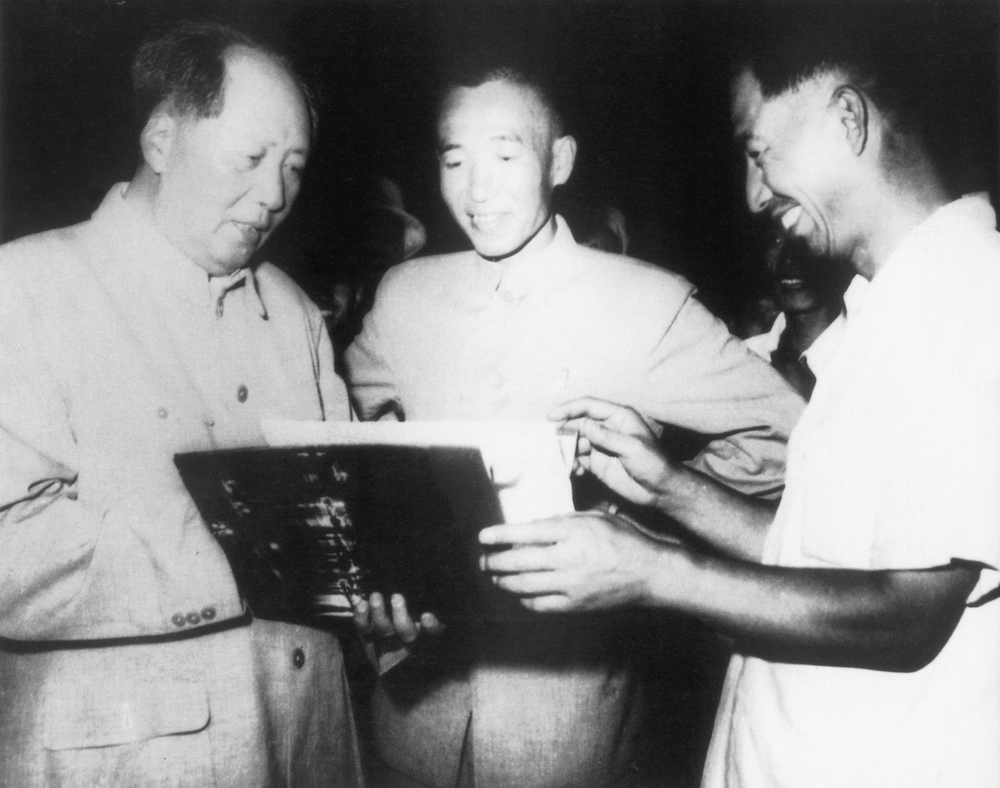 毛主席在長江大橋上觀看畫冊（左二為王任重，左三為楊在田）