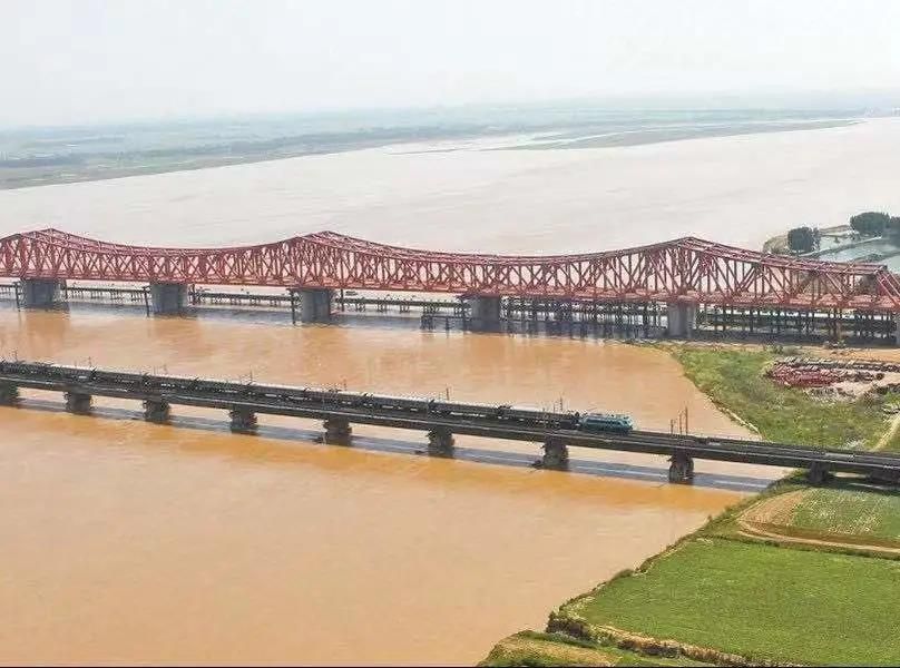 左為京廣鐵路鄭州黃河橋，右為鄭焦城際鐵路黃河大橋